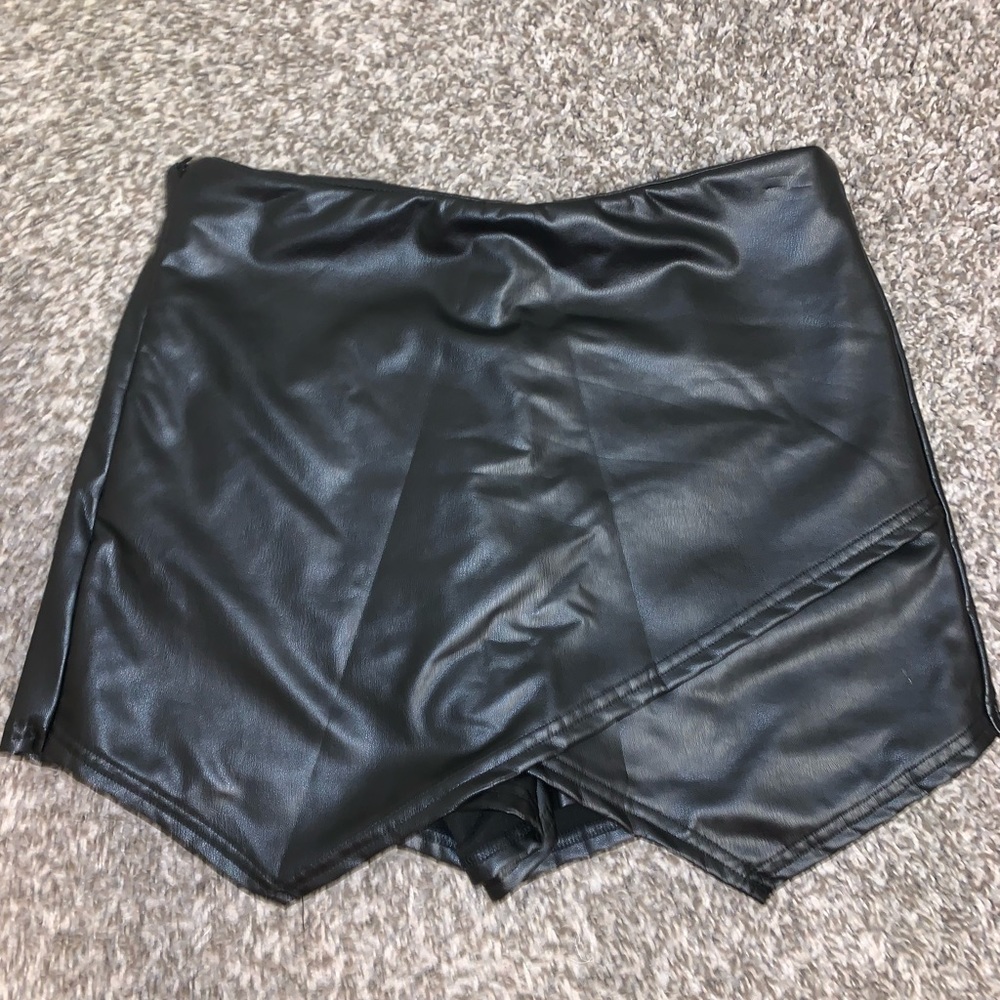 Shein black faux leather skort size Medium